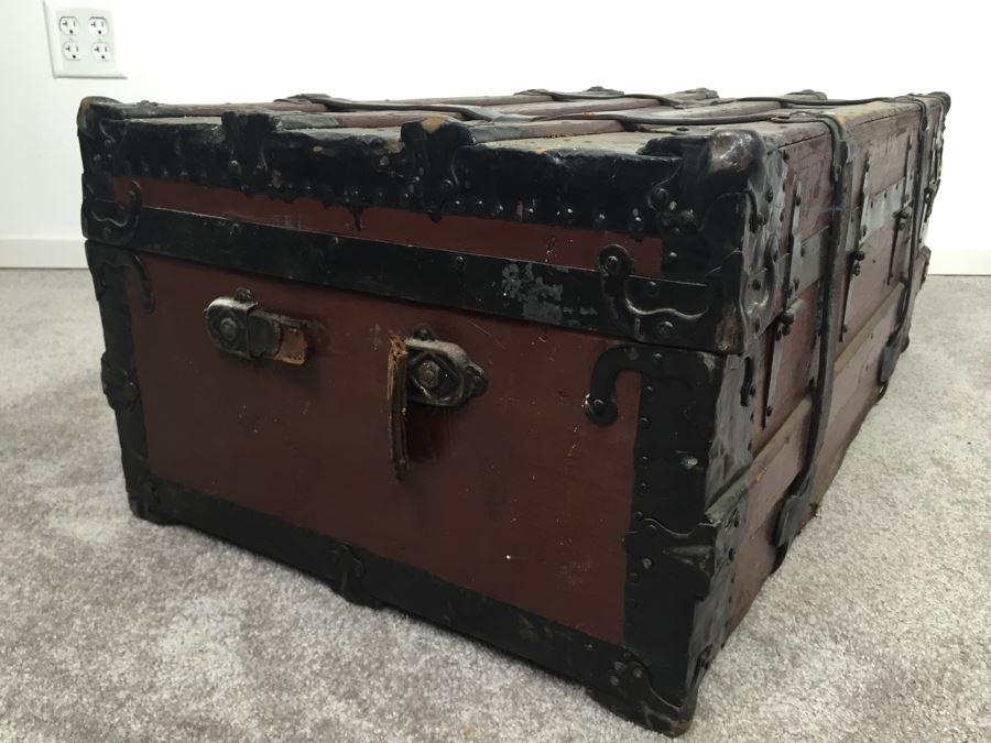 Old Vintage Trunk With Some Items Maps [Photo 14]