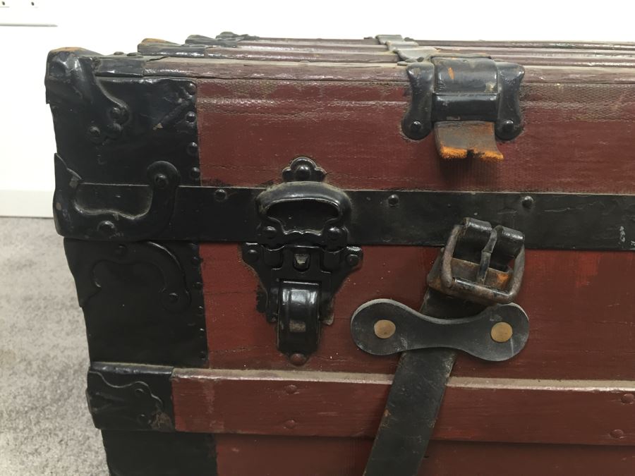 Old Vintage Trunk With Some Items Maps [Photo 9]
