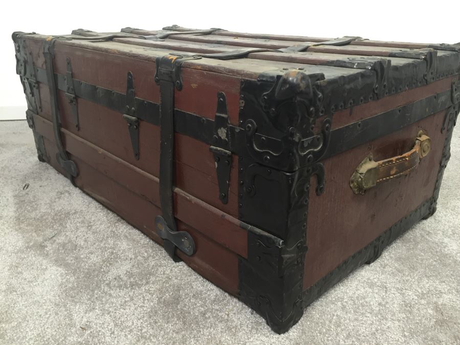 Old Vintage Trunk With Some Items Maps [Photo 15]