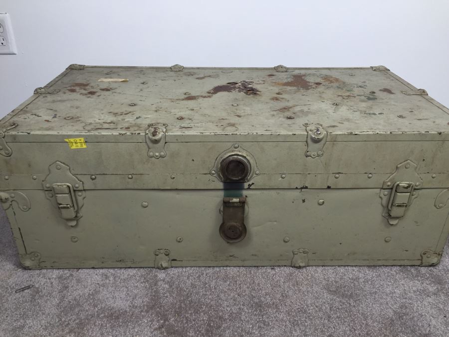 Vintage Trunk Painted Light Green [Photo 4]