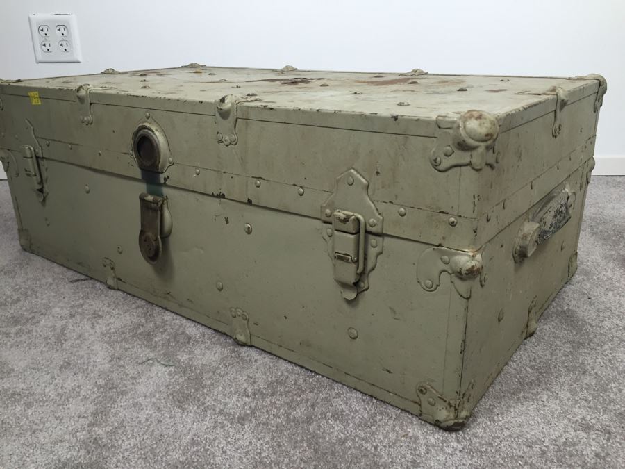 Vintage Trunk Painted Light Green [Photo 2]