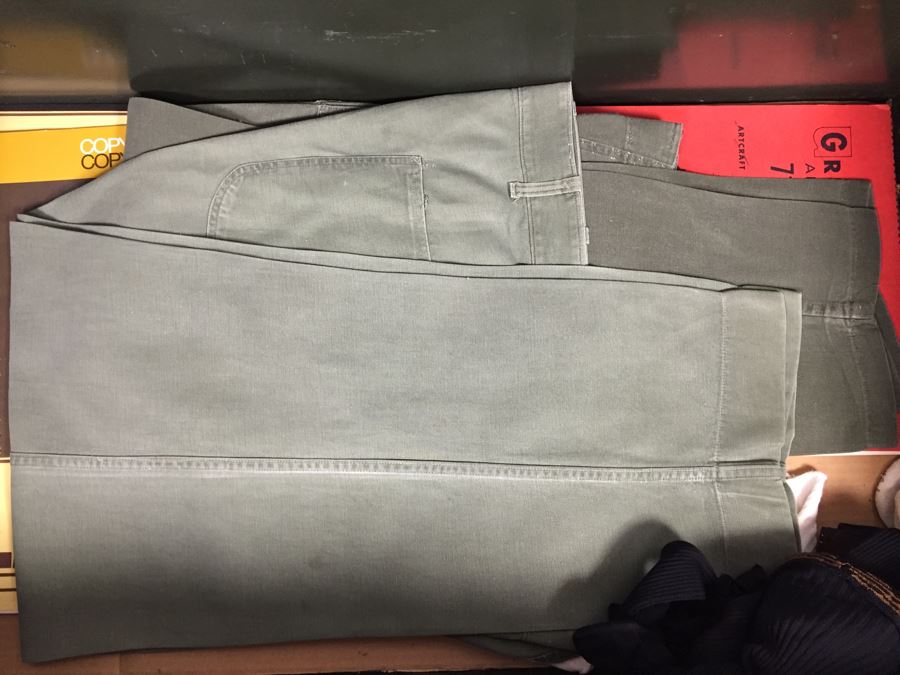 Vintage USMC Military Foot Locker Trunk Filled With Period Military Clothes And Other Items [Photo 21]