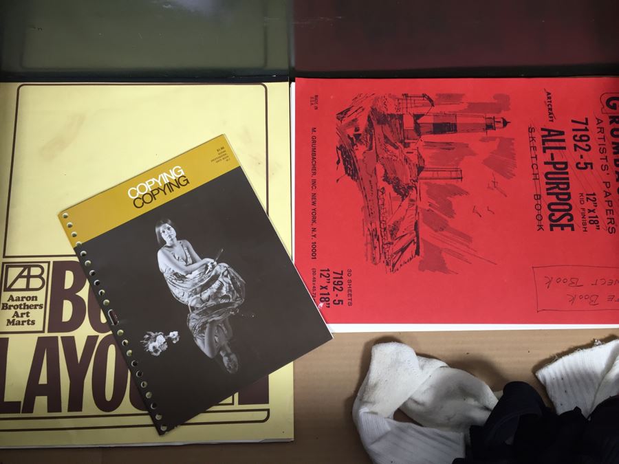 Vintage USMC Military Foot Locker Trunk Filled With Period Military Clothes And Other Items [Photo 22]