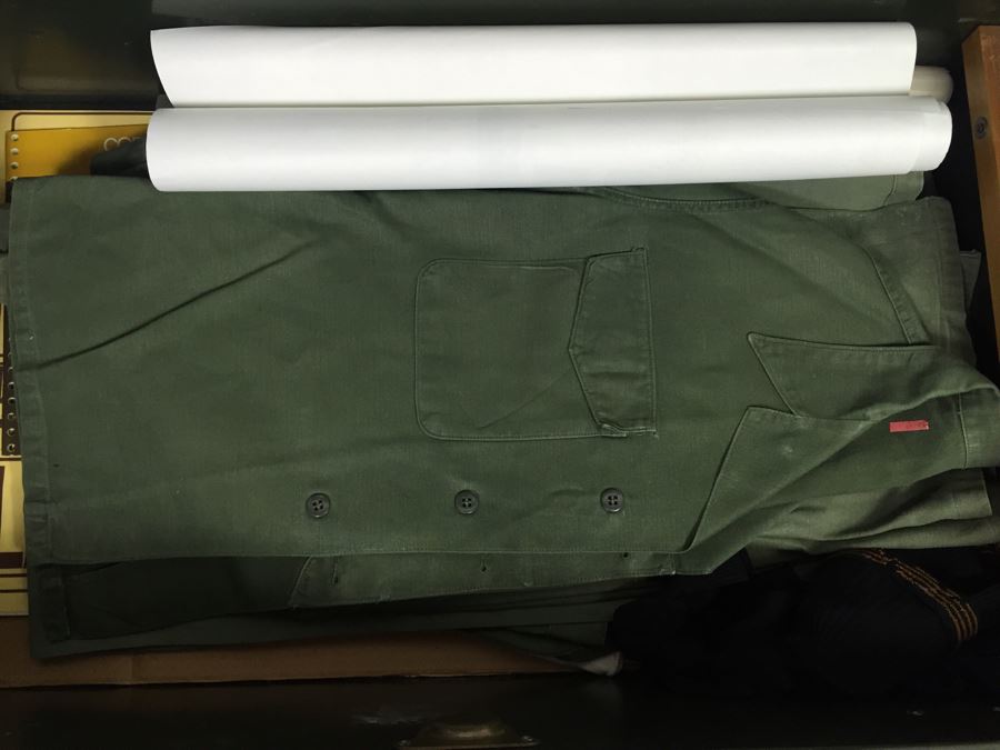 Vintage USMC Military Foot Locker Trunk Filled With Period Military Clothes And Other Items [Photo 16]