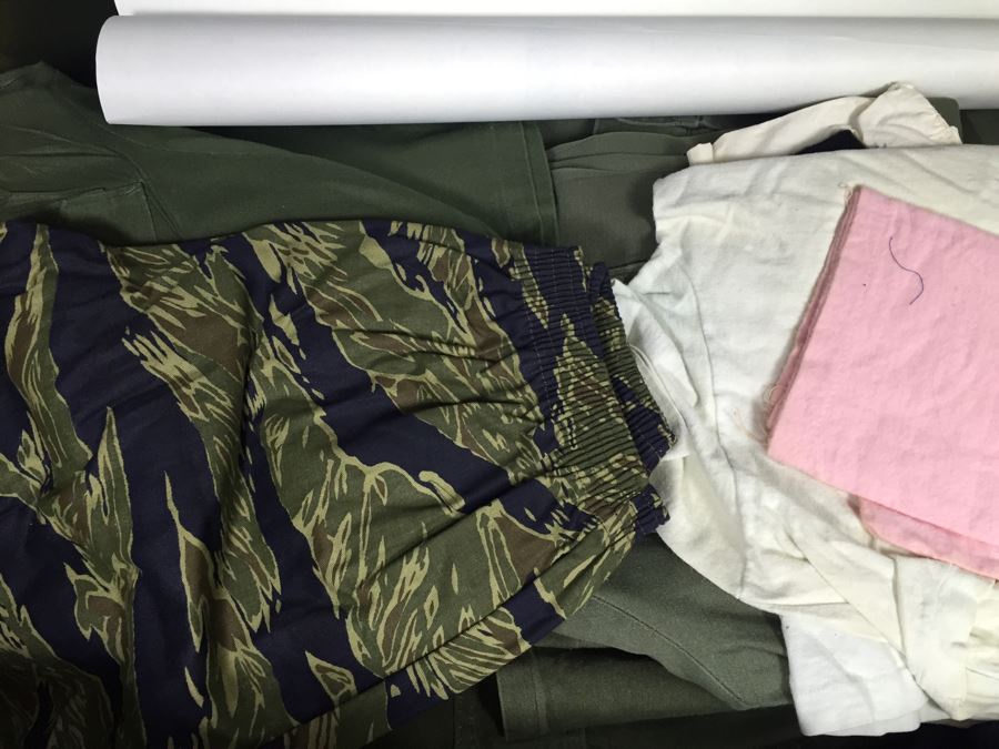 Vintage USMC Military Foot Locker Trunk Filled With Period Military Clothes And Other Items [Photo 13]