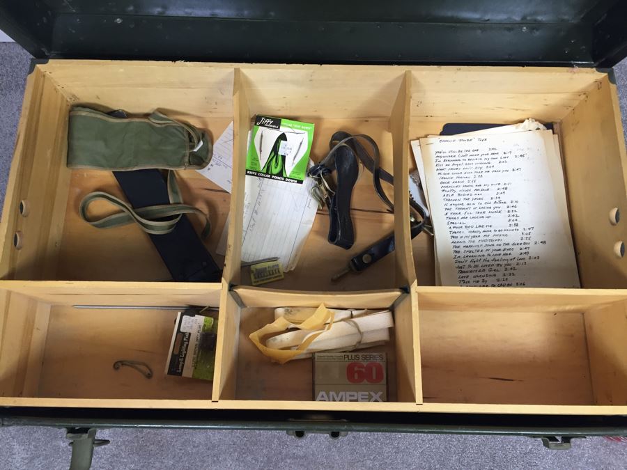 Vintage USMC Military Foot Locker Trunk Filled With Period Military Clothes And Other Items [Photo 11]