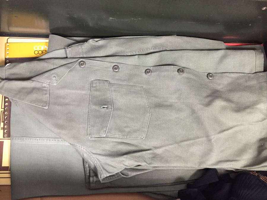 Vintage USMC Military Foot Locker Trunk Filled With Period Military Clothes And Other Items [Photo 19]