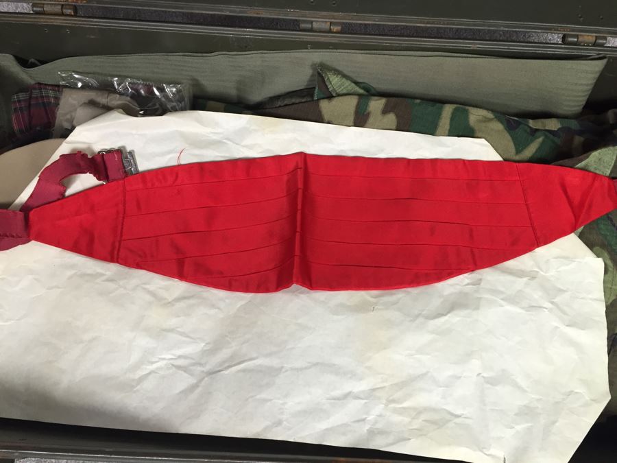 Vintage 1949 Doehler Metal Products Corp New York USMC Military Foot Locker Trunk Filled With Military Clothes And Other Items [Photo 41]