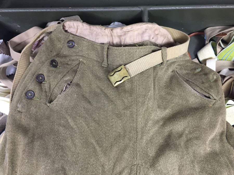 Vintage 1949 Doehler Metal Products Corp New York USMC Military Foot Locker Trunk Filled With Military Clothes And Other Items [Photo 17]