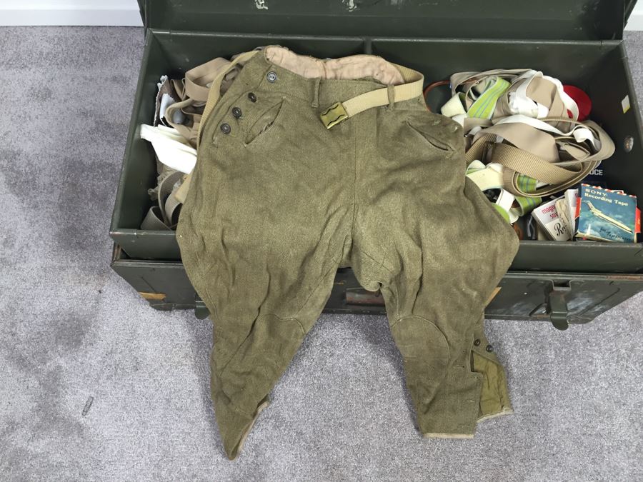 Vintage USMC Military Foot Locker Trunk Filled With Period Military Clothes  And Other Items