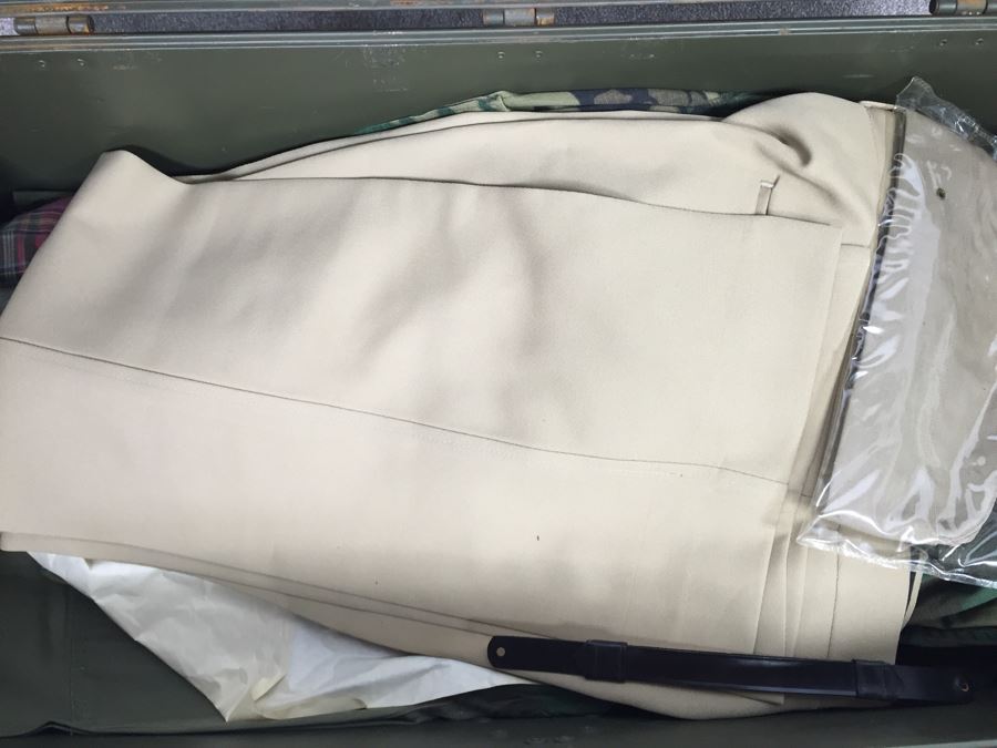 Vintage 1949 Doehler Metal Products Corp New York USMC Military Foot Locker Trunk Filled With Military Clothes And Other Items [Photo 33]