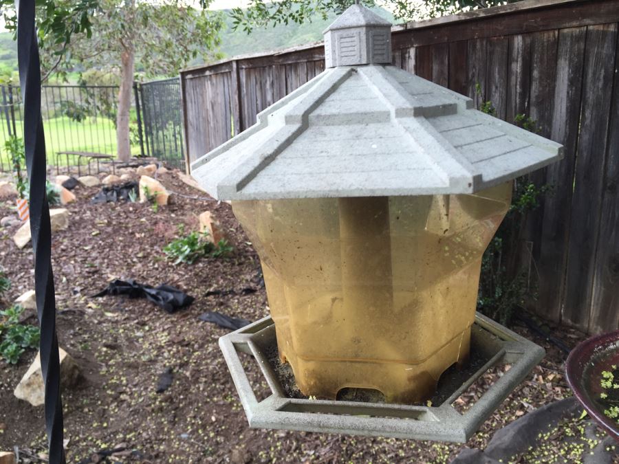 Twisted Metal Bird Feeder Stand With Bird Feeders [Photo 4]