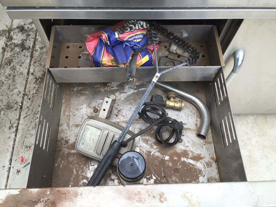 Large Jenn-Air Outdoor Grill - May Need Servicing Not Tested [Photo 6]