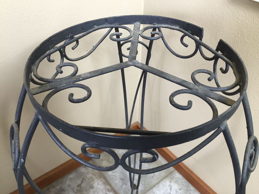 Large Pot And Plant Stand [Photo 9]