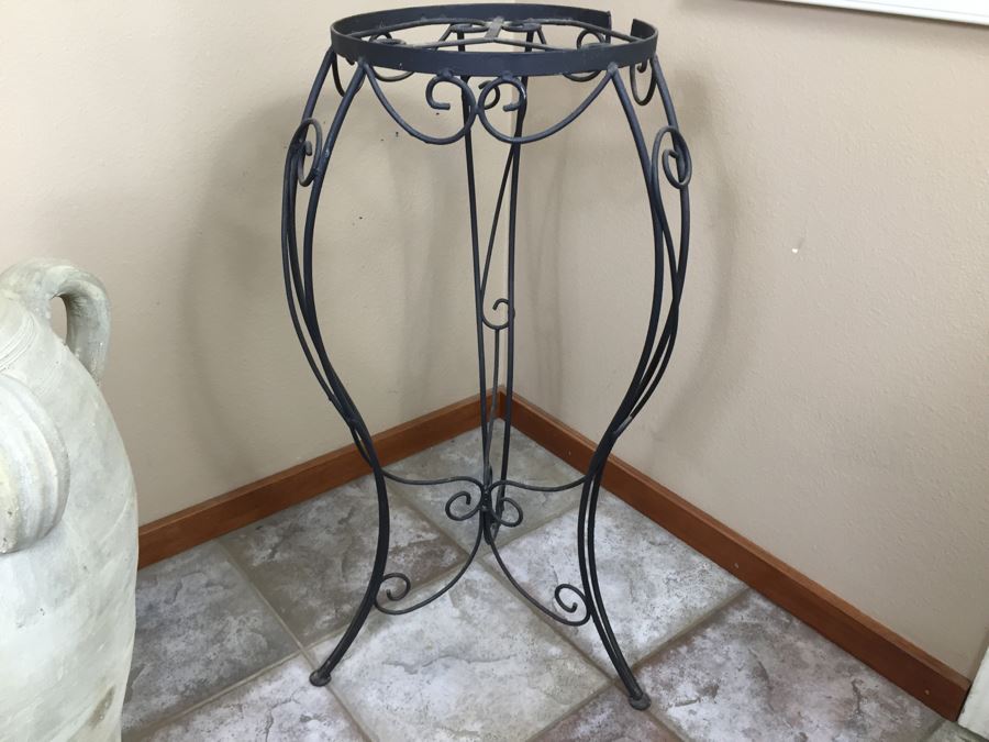 Large Pot And Plant Stand [Photo 3]