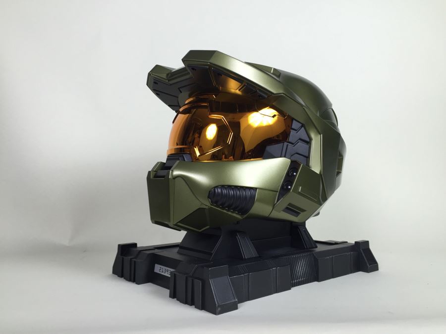 Halo Collectible Helmet With Stand [Photo 7]