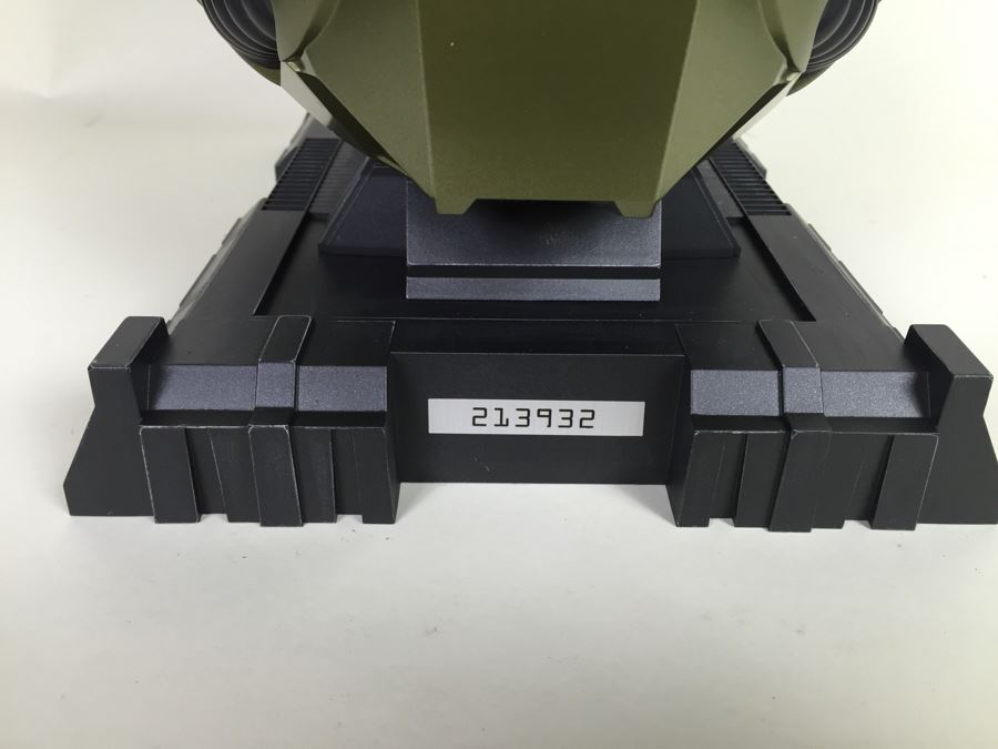 Halo Collectible Helmet With Stand [Photo 8]