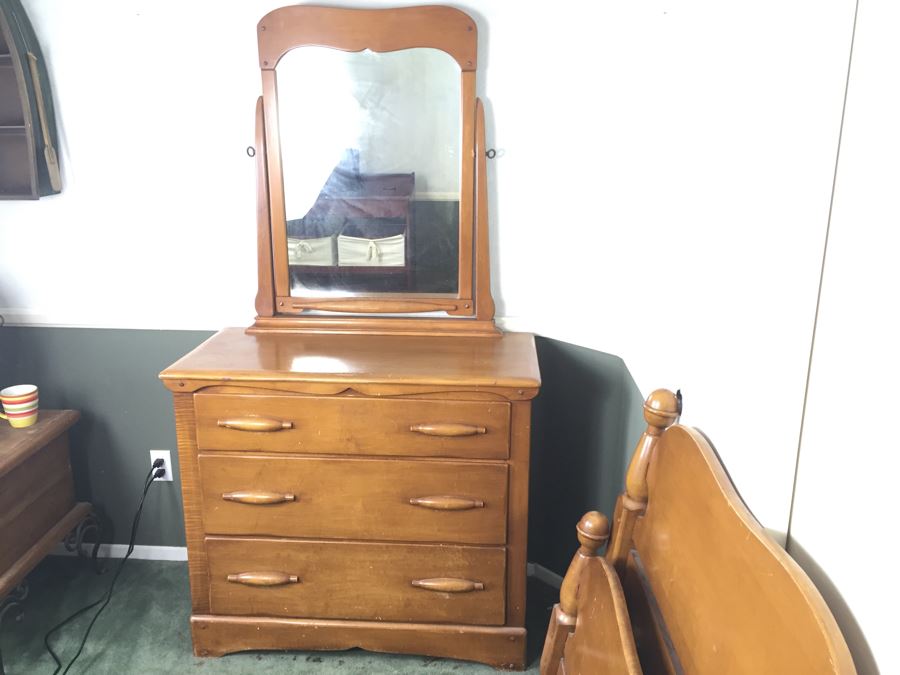 Nice Maple Kid's Bedroom Set With Dresser And Mirror Plus Twin Headboard and Footboard [Photo 9]