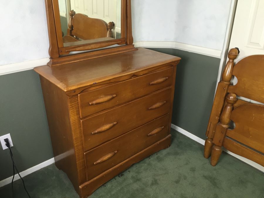 Nice Maple Kid's Bedroom Set With Dresser And Mirror Plus Twin Headboard and Footboard [Photo 1]