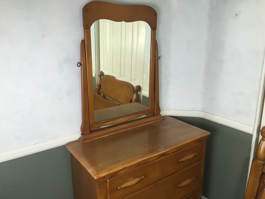 Nice Maple Kid's Bedroom Set With Dresser And Mirror Plus Twin Headboard and Footboard [Photo 2]