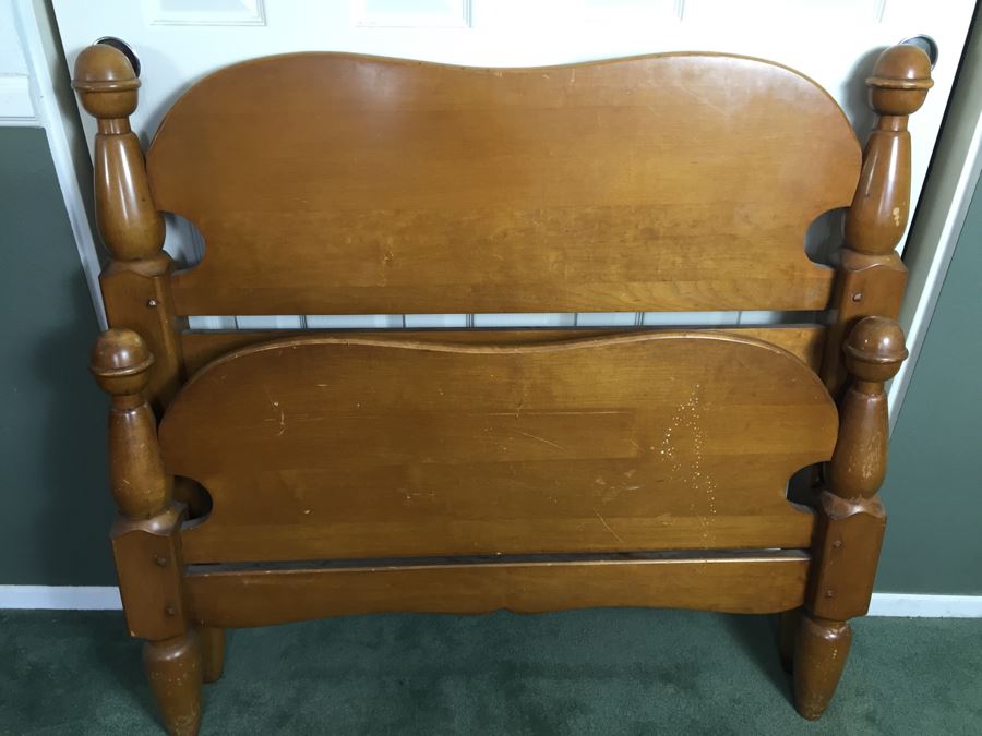 Nice Maple Kid's Bedroom Set With Dresser And Mirror Plus Twin Headboard and Footboard [Photo 3]