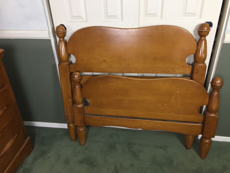 Nice Maple Kid's Bedroom Set With Dresser And Mirror Plus Twin Headboard and Footboard [Photo 4]