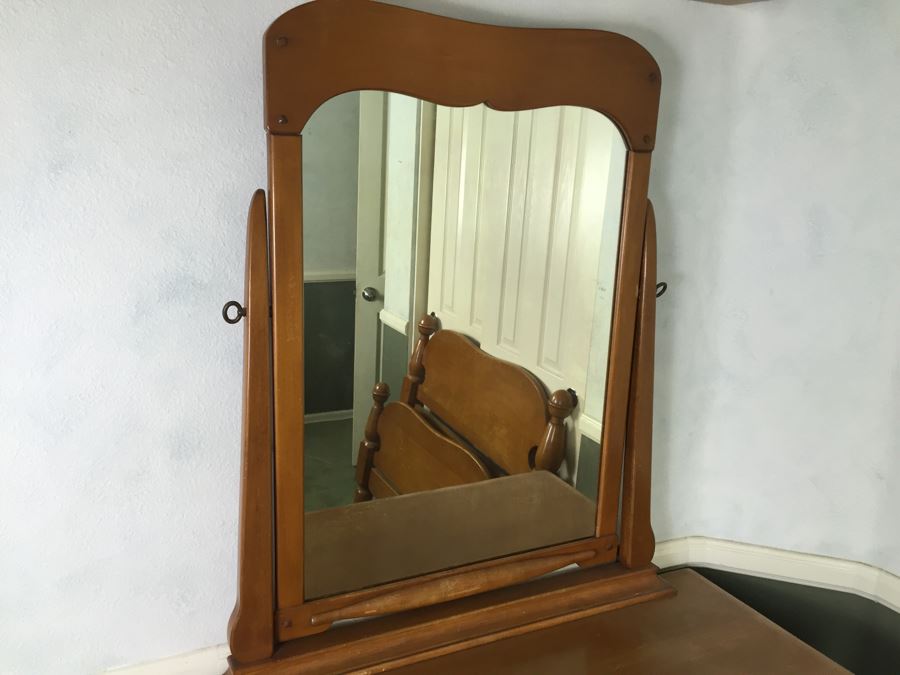 Nice Maple Kid's Bedroom Set With Dresser And Mirror Plus Twin Headboard and Footboard [Photo 5]