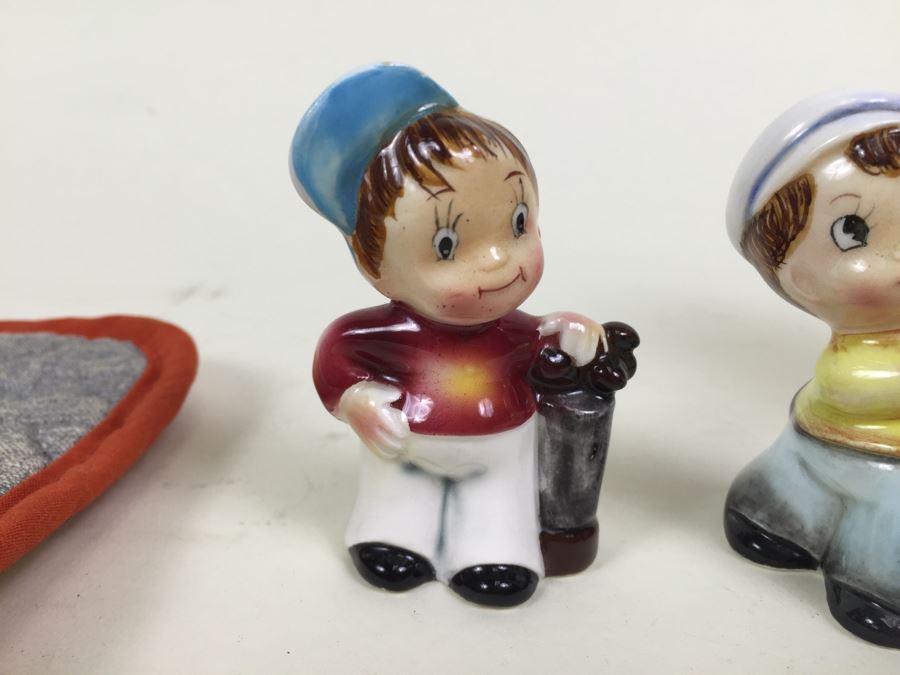 Walt Disney Mickey Mouse Oven Mit And Made In Japan Golfer Salt & Pepper Shakers [Photo 8]