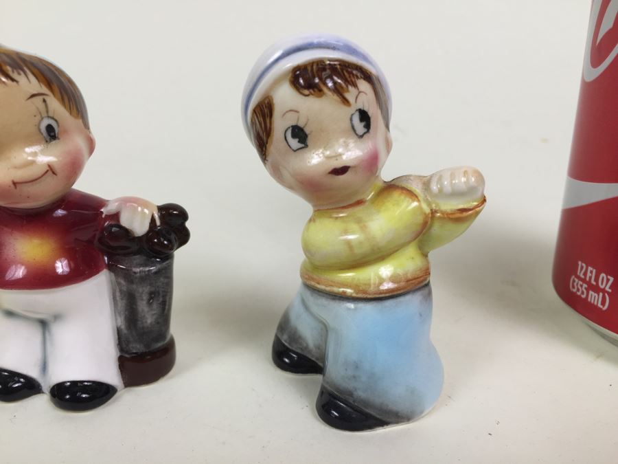 Walt Disney Mickey Mouse Oven Mit And Made In Japan Golfer Salt & Pepper Shakers [Photo 9]
