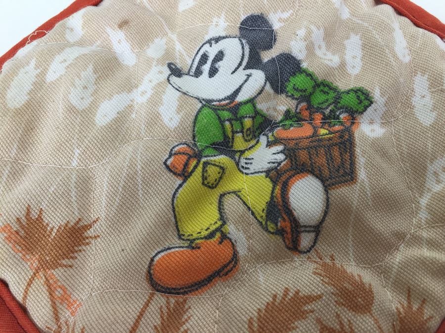 Walt Disney Mickey Mouse Oven Mit And Made In Japan Golfer Salt & Pepper Shakers [Photo 2]