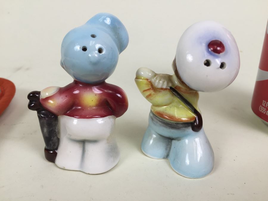 Walt Disney Mickey Mouse Oven Mit And Made In Japan Golfer Salt & Pepper Shakers [Photo 10]