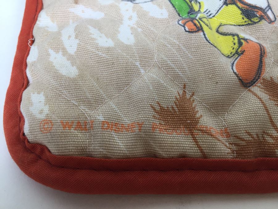 Walt Disney Mickey Mouse Oven Mit And Made In Japan Golfer Salt & Pepper Shakers [Photo 5]