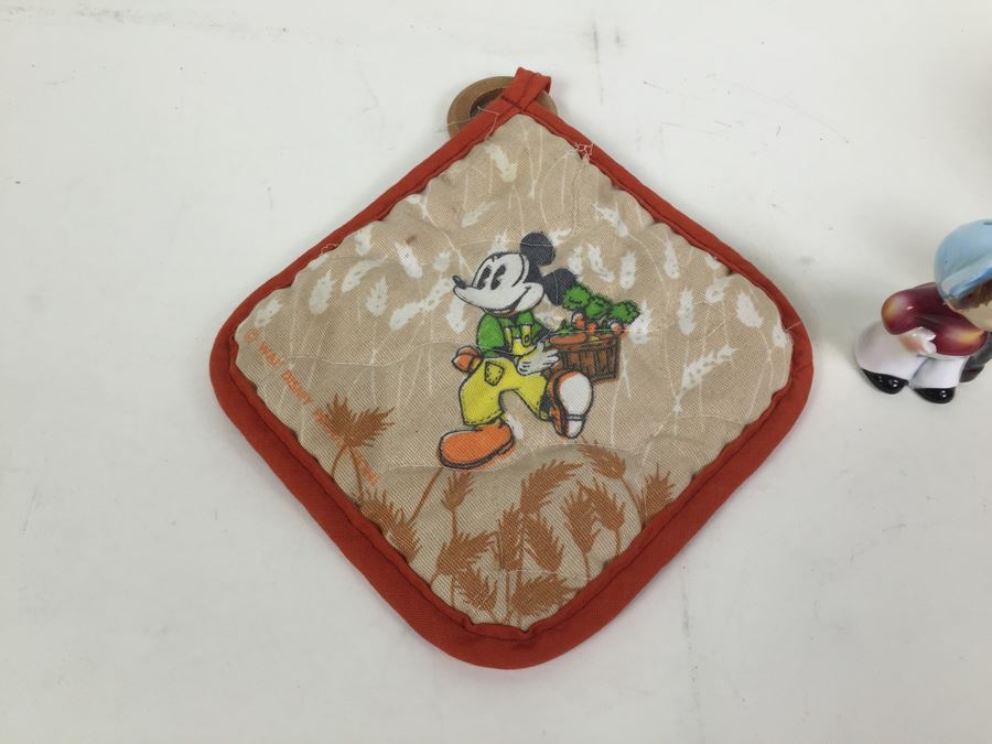 Walt Disney Mickey Mouse Oven Mit And Made In Japan Golfer Salt & Pepper Shakers [Photo 4]