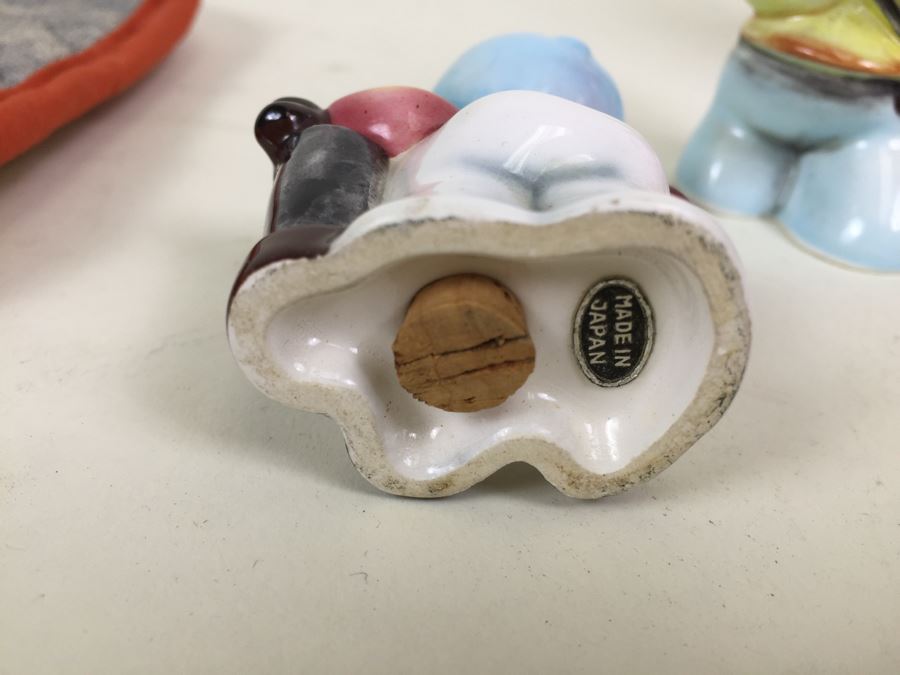 Walt Disney Mickey Mouse Oven Mit And Made In Japan Golfer Salt & Pepper Shakers [Photo 11]