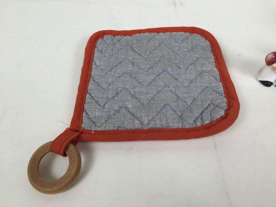 Walt Disney Mickey Mouse Oven Mit And Made In Japan Golfer Salt & Pepper Shakers [Photo 7]