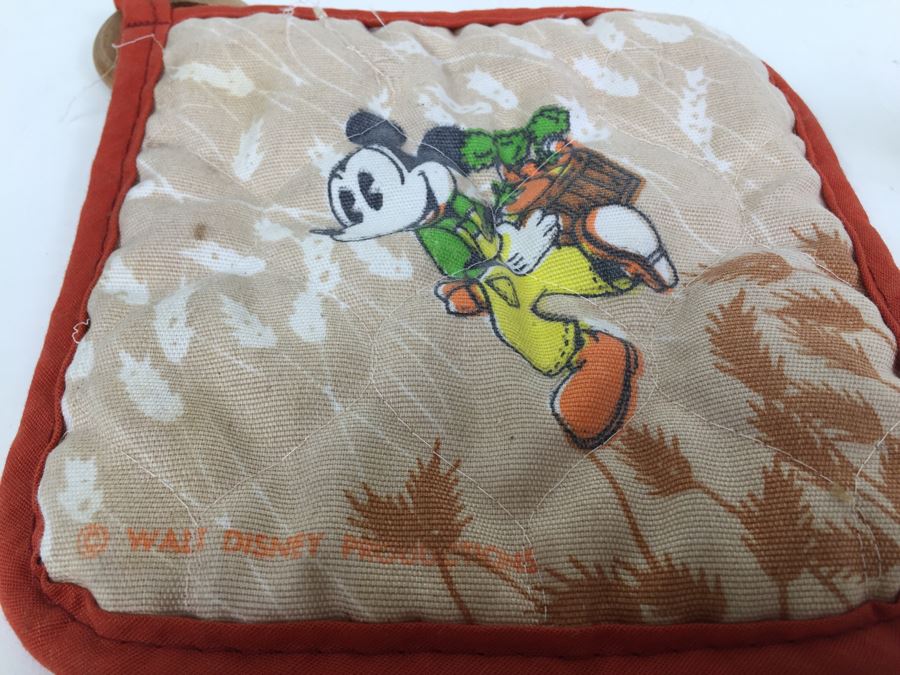 Walt Disney Mickey Mouse Oven Mit And Made In Japan Golfer Salt & Pepper Shakers [Photo 6]