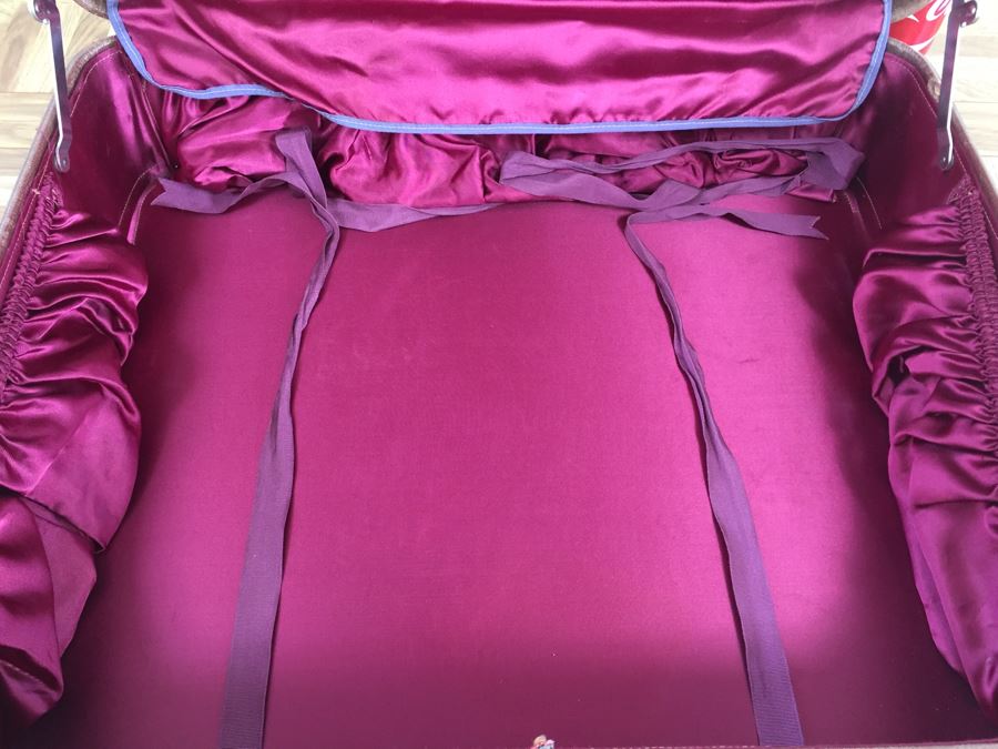 Vintage Oshkosh Satin Lined Luggage In Great Condition [Photo 11]