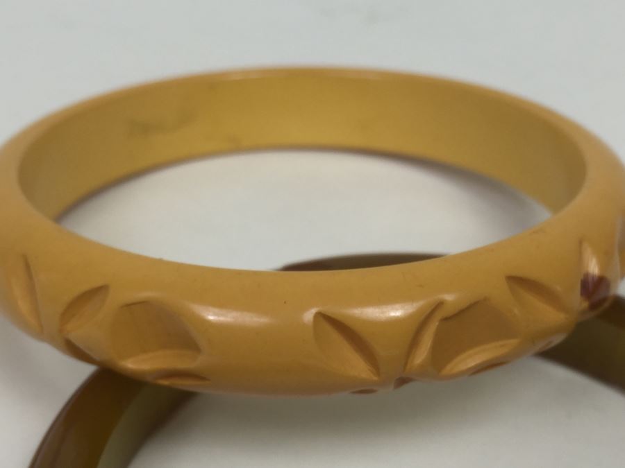 Pair Of Carved Bakelite Bangles Bracelets [Photo 11]