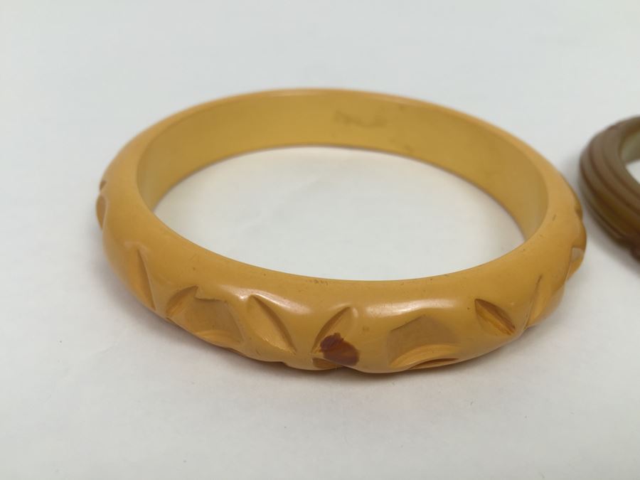 Pair Of Carved Bakelite Bangles Bracelets [Photo 2]