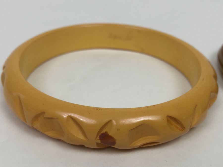 Pair Of Carved Bakelite Bangles Bracelets [Photo 5]