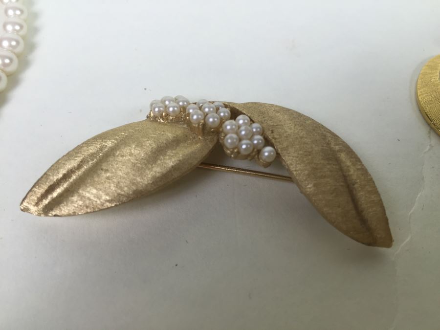 Vintage Trifari Signed Costume Jewelry Lot [Photo 5]