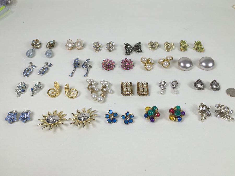 Vintage Costume Jewelry Earring Lot [Photo 1]