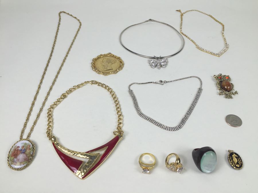 Vintage Costume Jewelry Lot [Photo 1]