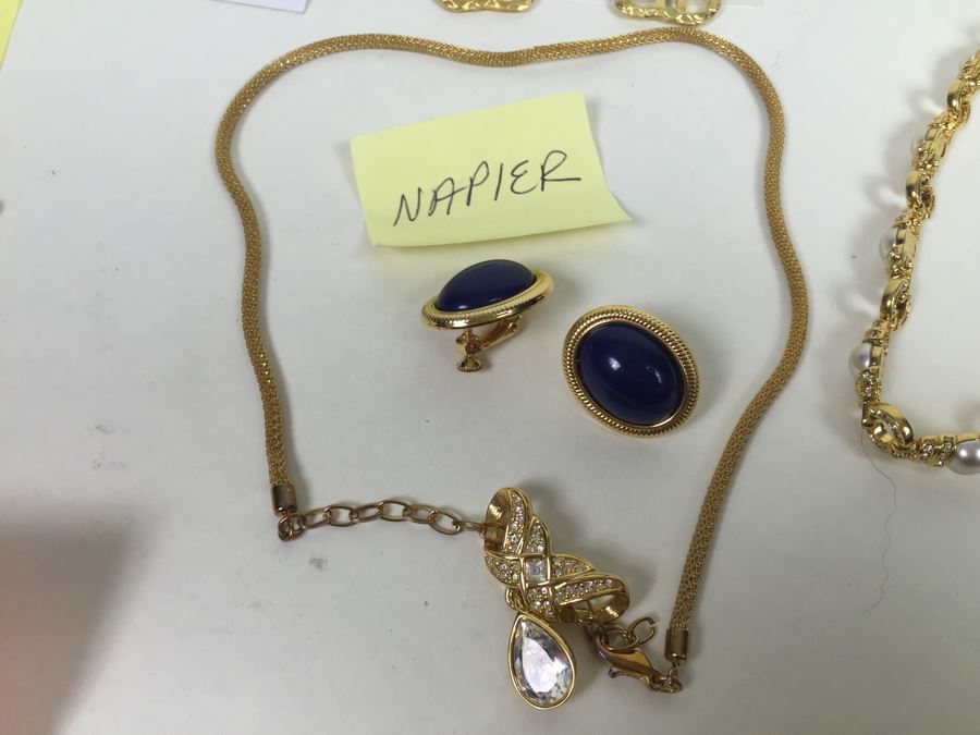 Vintage Lot Of Signed Costume Jewelry Boucher, ART, Lisner, Napier [Photo 30]