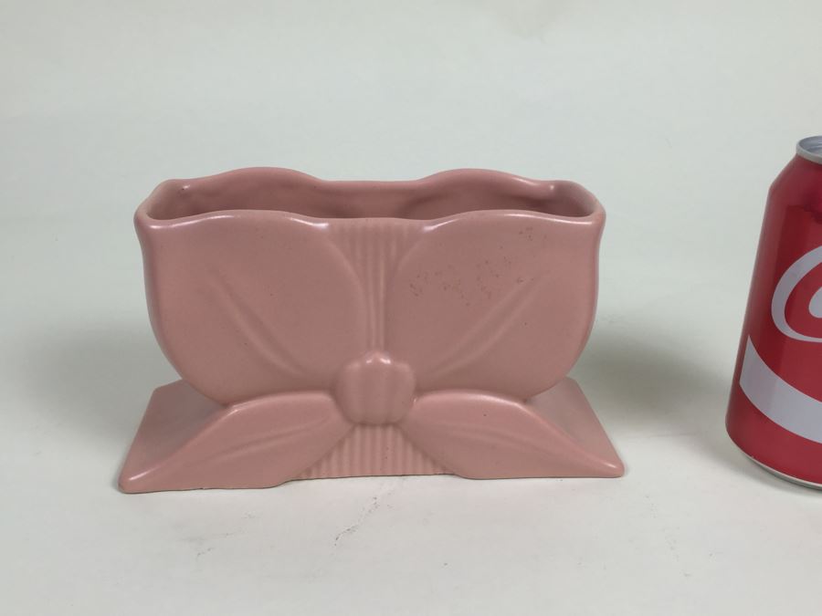 Abingdon Art Deco Bow Planter #462 In Pink [Photo 1]