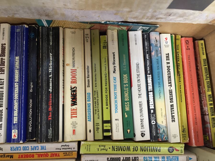 HUGE Lot Of Paperback Novels Books Mostly Fiction [Photo 38]