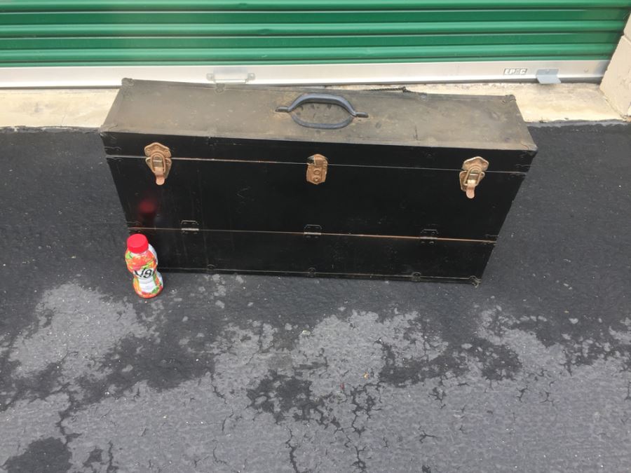 Toolbox For Storing Saws With Two Saws And Large Knife [Photo 4]