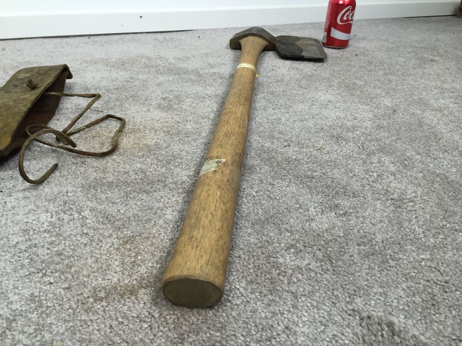 JUST ADDED - Vintage L. & I. J. White Co Axe Buffalo, NY With Protective Leather Blade Cover [Photo 13]