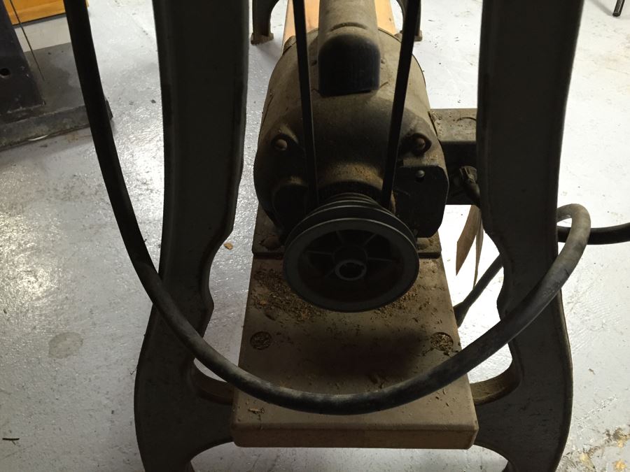 JUST ADDED - Delta Milwaukee Woodworking Lathe Serial No. 34-6393 1945 [Photo 15]