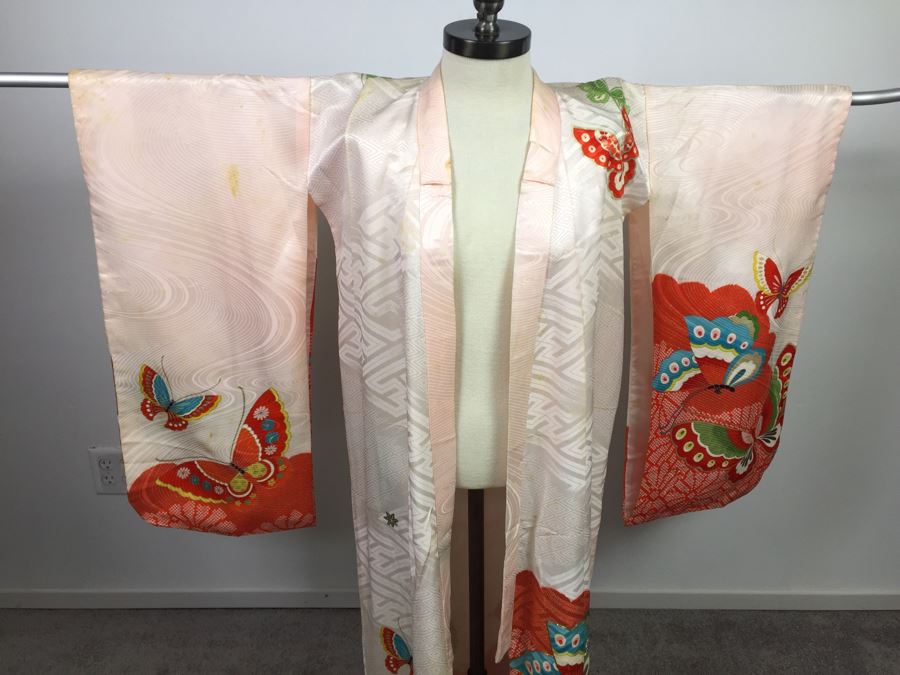 Stunning Japanese Silk Robe Kimono With Butterfly Motif [Photo 17]